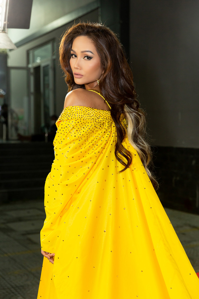 Bắt gặp khoảnh khắc H'Hen Niê hát theo ca khúc đình đám của Katy Perry: Dân mạng khen hết nấc Ảnh 3