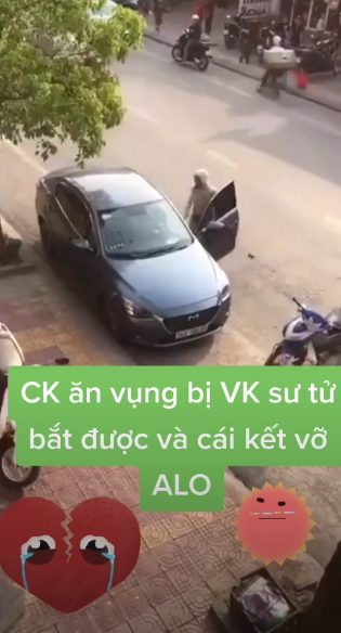 Vợ đi xe máy chặn đầu ô tô chồng vì thấy anh ta chở theo 'tiểu tam' trên xe. Ảnh cắt từ clip