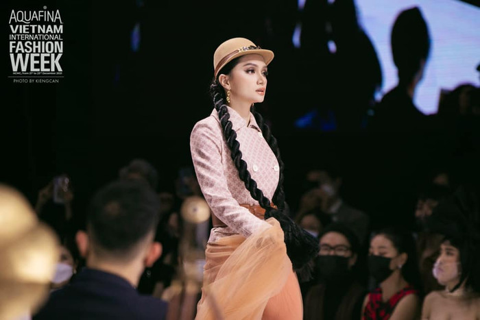 Vừa tái xuất sàn diễn, Hương Giang liền bắt trend nhạc T-ara: Nhan sắc và thần thái khó tìm điểm trừ Ảnh 7