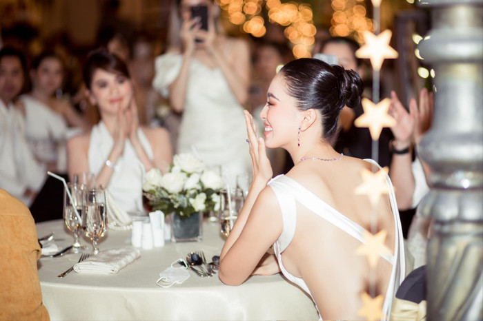 Thậm chí, trong một khoảnh khắc mà cô đăng tải, váy còn để lộ thềm ngực. Trước đó, Tiểu Vy cũng từng chọn đồ thả rông và nhận nhiều bình luận trái chiều.