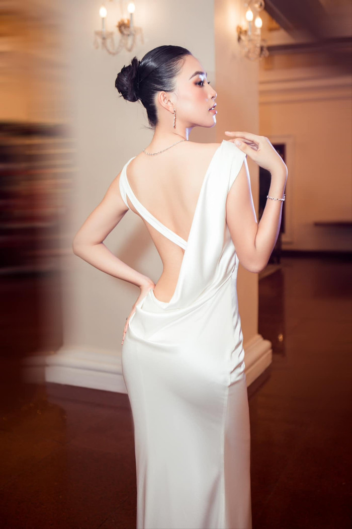 Tuy vậy, phía sau của chiếc váy lụa được thiết kế có khoảng hở lớn, khoe lưng và điểm thắt eo cực gợi cảm.