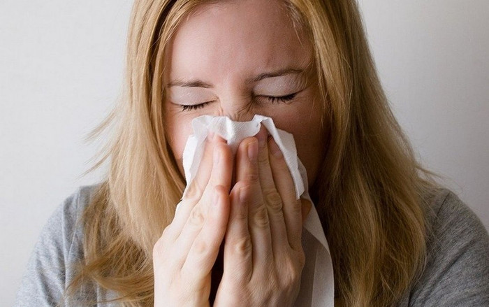 Làm sao để biết mình bị cảm lạnh thông thường hay nhiễm biến thể Omicron? Ảnh 2