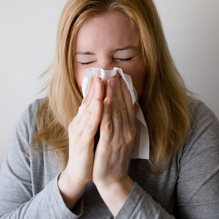 Làm sao để biết mình bị cảm lạnh thông thường hay nhiễm biến thể Omicron? Ảnh 3