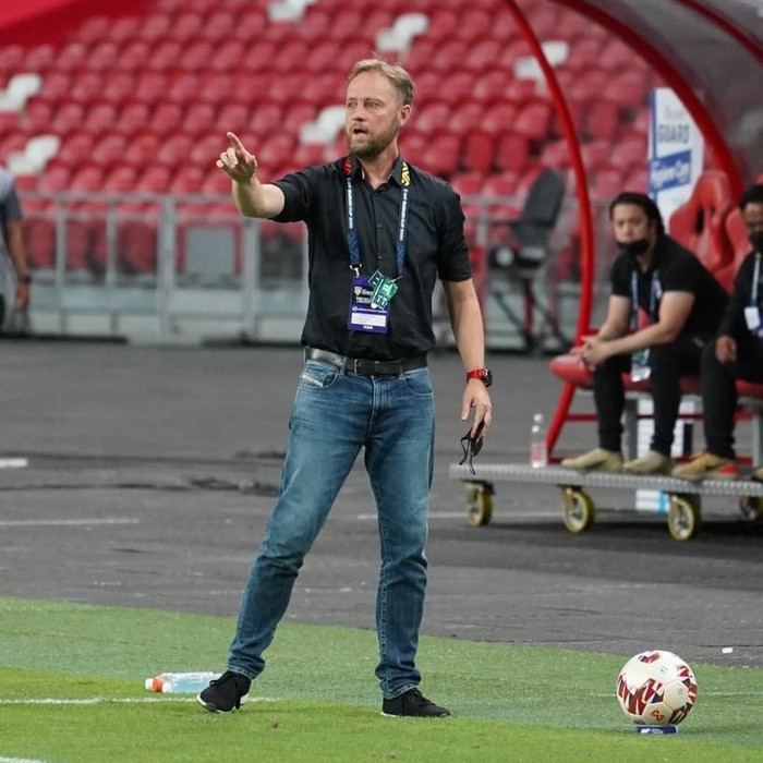 HLV Polking chưa cho thấy dấu ấn trong lối chơi của Thái Lan.