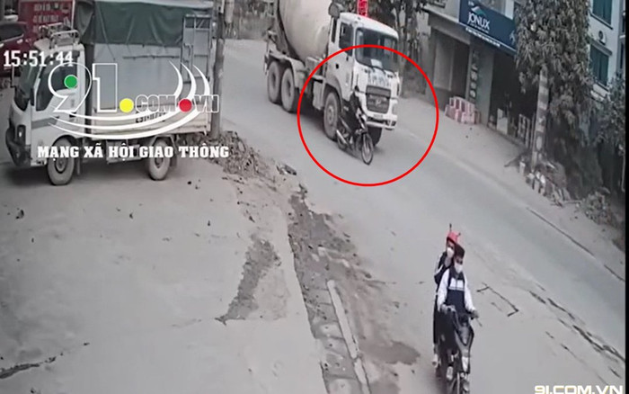 Clip: 'Đứng tim' cảnh nam thanh niên thoát nạn trong gang tấc khi đi vào điểm mù của xe bồn Ảnh 2