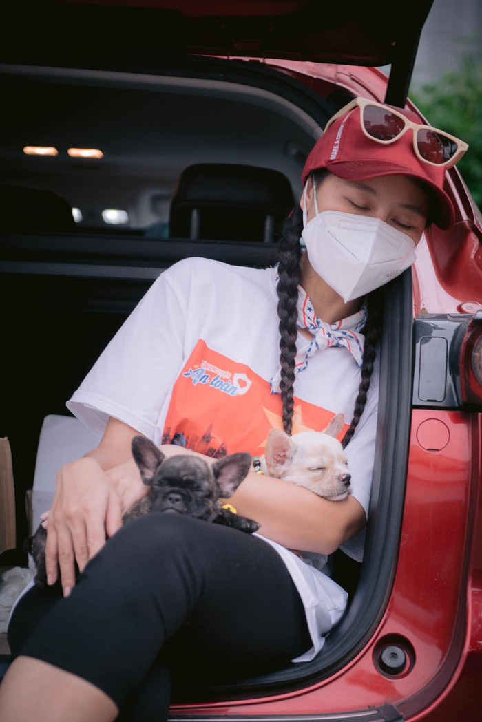 Nam Thư và hai bé cún cưng của mình.