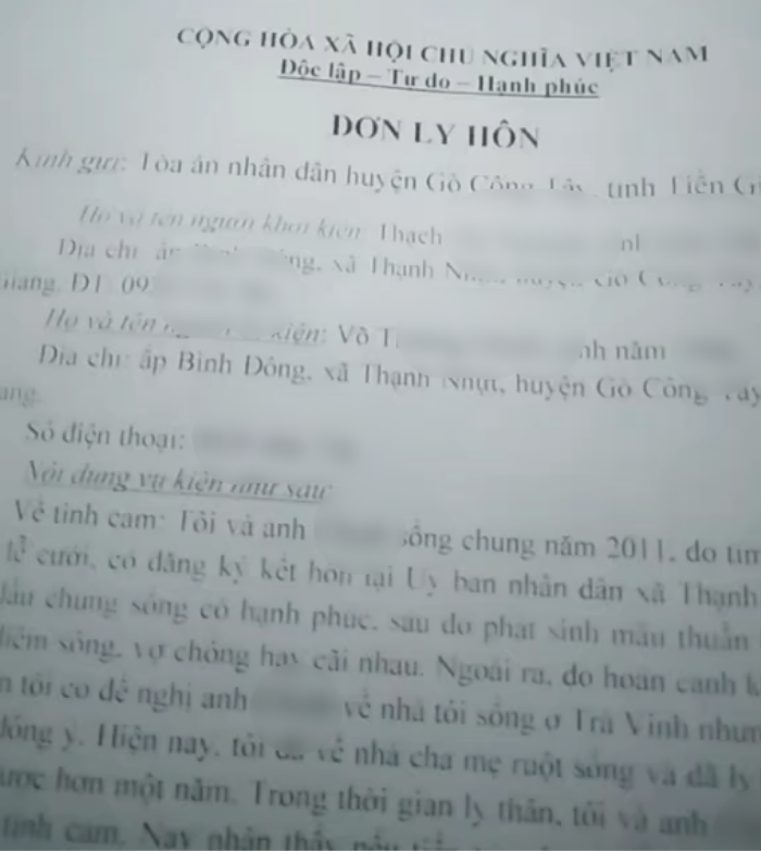 Xôn xao cặp vợ chồng chở nhau đi ly hôn mà ôm eo, cười híp mắt như đi hưởng trăng mật Ảnh 3