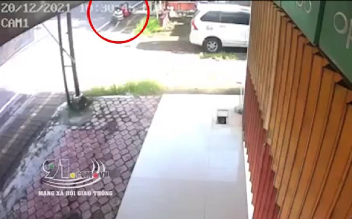 Đang ngồi 'tám chuyện' trên vỉa hè, 3 người đàn ông liền gặp chuyện đen đủi khiến ai nấy cũng 'khiếp vía' Ảnh 2