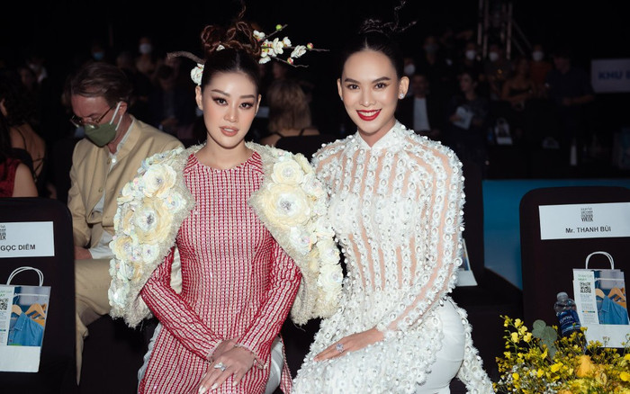 Chị em Hoàn vũ Khánh Vân - Sang Lê yêu kiều trong tà áo dài, ngồi front row xem thời trang Ảnh 2