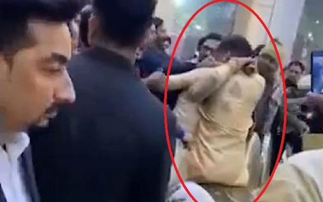 Chú rể bị nhà gái đánh hội đồng ngay trong đám cưới, biết nguyên nhân ai cũng nói đáng đời lắm Ảnh 2