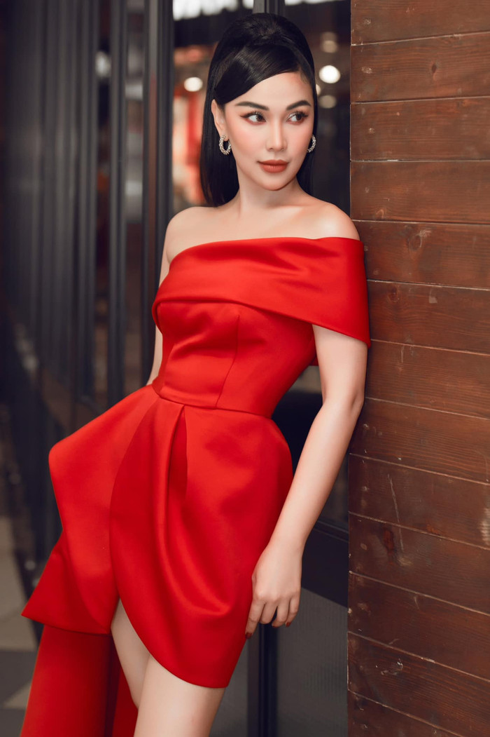 Chiếc đầm không chỉ 'nịnh dáng' Quỳnh Thư với số đo 3 vòng hoàn hảo mà còn làm nổi bật làn da trắng đẹp không tì vết. 