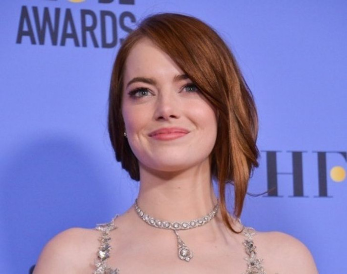 Emma Stone luôn chuẩn bị kỹ lưỡng cho các sự kiện quan trọng và không bao giờ quên dưỡng ẩm cho da và môi. Cô thích sử dụng miếng dán collagen và vitamin E.