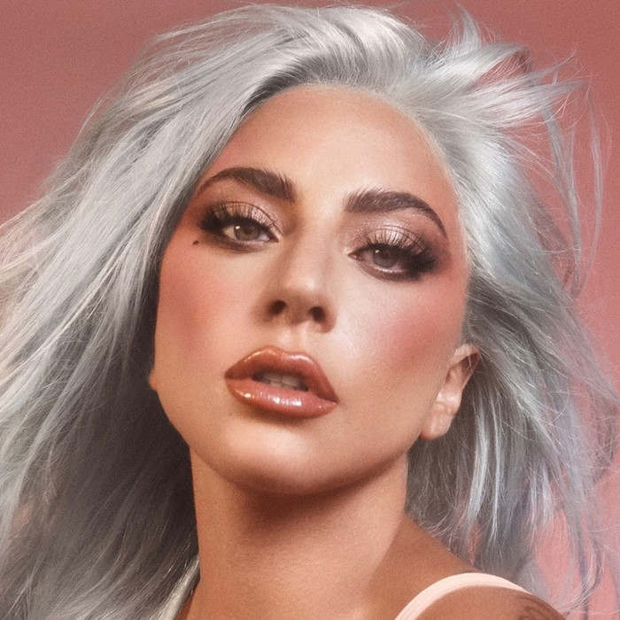 Lady Gaga là một fan cuồng của lông mi giả. Lông mi giả và băng keo là công cụ đắc lực giúp cô thay đổi diện mạo. 