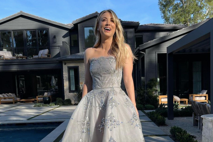 Tại Quả cầu vàng năm 2021, Kaley Cuoco đã sử dụng mặt nạ trị liệu bằng ánh sáng LED để chuẩn bị cho một làn da tươi trẻ. 