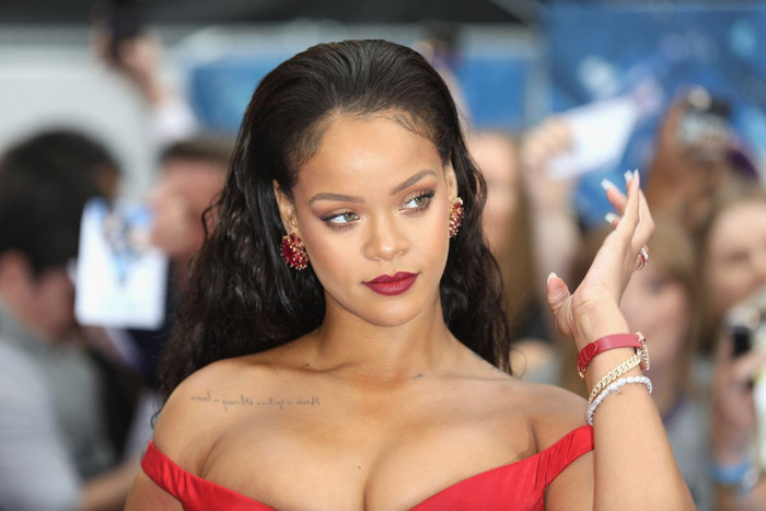 Rihanna dùng xà phòng thông thường để tạo kiểu lông mày. Nữ ca sĩ thích làm dính các sợi lông vào da.