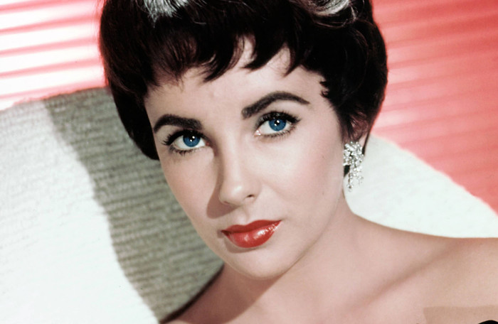 Sau khi trang điểm xong, Elizabeth Taylor sẽ đi tắm bồn để hơi nước làm lớp son phấn mềm ra. Cô cũng chỉ đánh phấn nền rất mỏng để không che mất các vết tàn nhang tự nhiên.