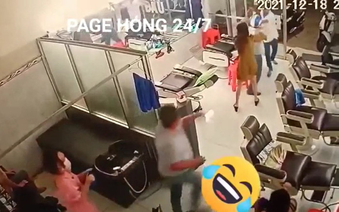 Dọa đập cửa tiệm vì hỏi đường không được, thanh niên bị nam khách hàng tung cú đấm 'trời giáng' ngã gục Ảnh 2