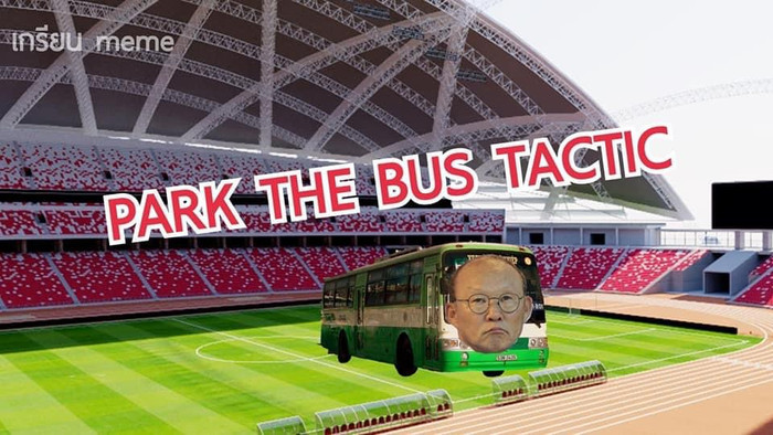 CĐV Thái Lan nói ông Park chuyên dựng xe buýt.