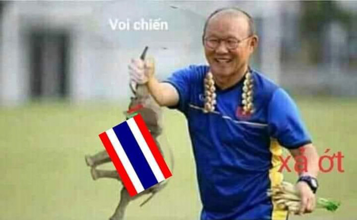 CĐV Việt Nam đáp trả với ảnh chế ông Park xử “Voi chiến”.
