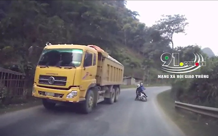 Clip: Vượt xe ben thiếu an toàn trên đoạn đường hẹp, 2 người đi xe máy đối đầu trực diện với ô tô Ảnh 2