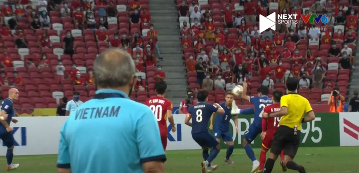 Bóng chạm tay cầu thủ Thái Lan trong vòng cấm nhưng trọng tài người Qatar không cho Việt Nam hưởng phạt đền.