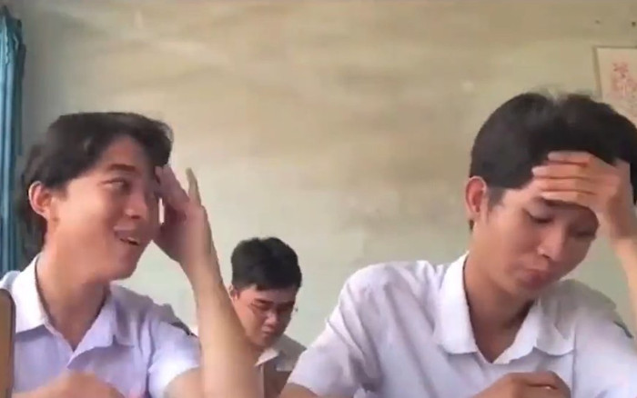 Clip: Ngồi cạnh đứa bạn nghịch ngợm nói không ngừng nghỉ, biểu cảm của nam sinh khiến dân tình cười lăn Ảnh 2