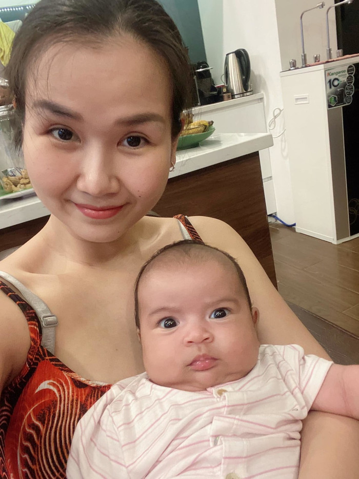 Sau khi sinh 3 tuần, vóc dáng hiện tại của cô trông vẫn còn tròn trịa dù bản thân đã nỗ lực giảm 10kg sau 1 tuần sinh con gái nhờ vào việc cho con bú thường xuyên.&nbsp;&nbsp;