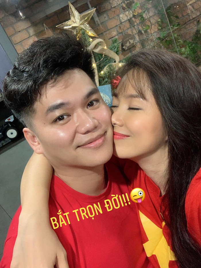 Lê Phương đăng ảnh cùng chồng cổ vũ bóng đá.