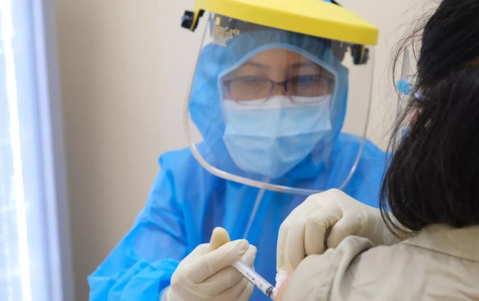 Sáng 24/12: Hơn 1.000 ca COVID-19 nặng thở máy và ECMO Ảnh 2