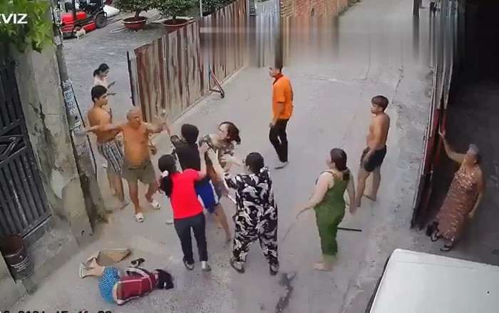 Clip: 2 nhà hàng xóm cầm gậy lao vào hỗn chiến gây náo loạn mặc người phụ nữ nằm gục giữa đường Ảnh 2