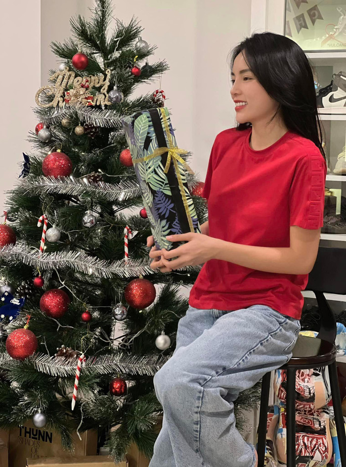 Kỳ Duyên trẻ trung với set đồ cơ bản, quần jeans áo phông.