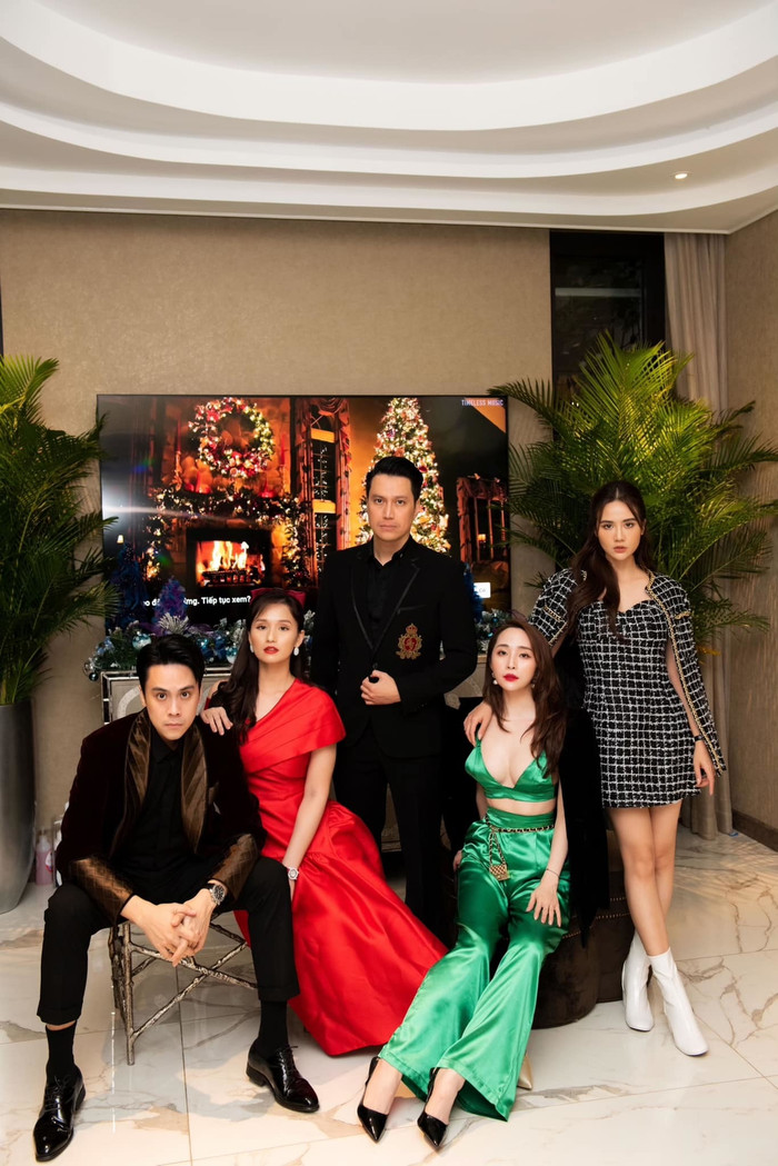 Hội bạn thân vũ trụ VTV cũng khoe bộ ảnh đón Giáng Sinh. Lã Thanh Huyền cổ điển với váy đỏ, Quỳnh Nga táo bạo khoe vòng 1 khủng.