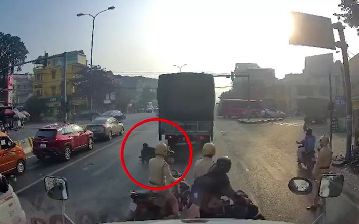 Clip: Phóng xe thông chốt CSGT, nam thanh niên tông thẳng vào đuôi xe tải ngã sõng soài Ảnh 2