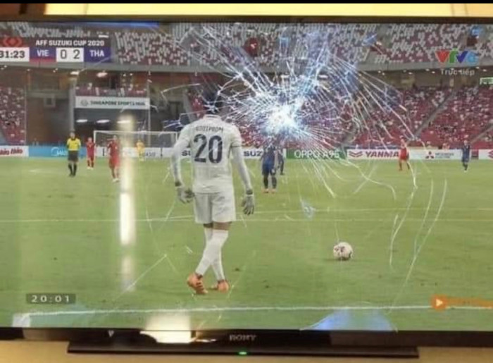 Hình ảnh fan hâm mộ đập nát tivi vì cay trọng tài Qatar xử ép tuyển Việt Nam được chia sẻ rất nhiều trên mạng xã hội.