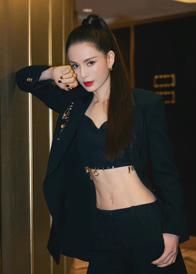 Lý Nhược Đồng có gương mặt hoàn hảo với sống mũi cao tự nhiên và ánh mắt thu hút đặc biệt. Trên Sohu, nữ diễn viên cho biết trước đây chỉ dám mặc hở bụng lúc tới phòng gym. Khi được gợi ý diện bộ đồ cá tính, nữ diễn viên hơi bất ngờ nhưng nhanh chóng đồng ý để làm mới hình ảnh của bản thân.