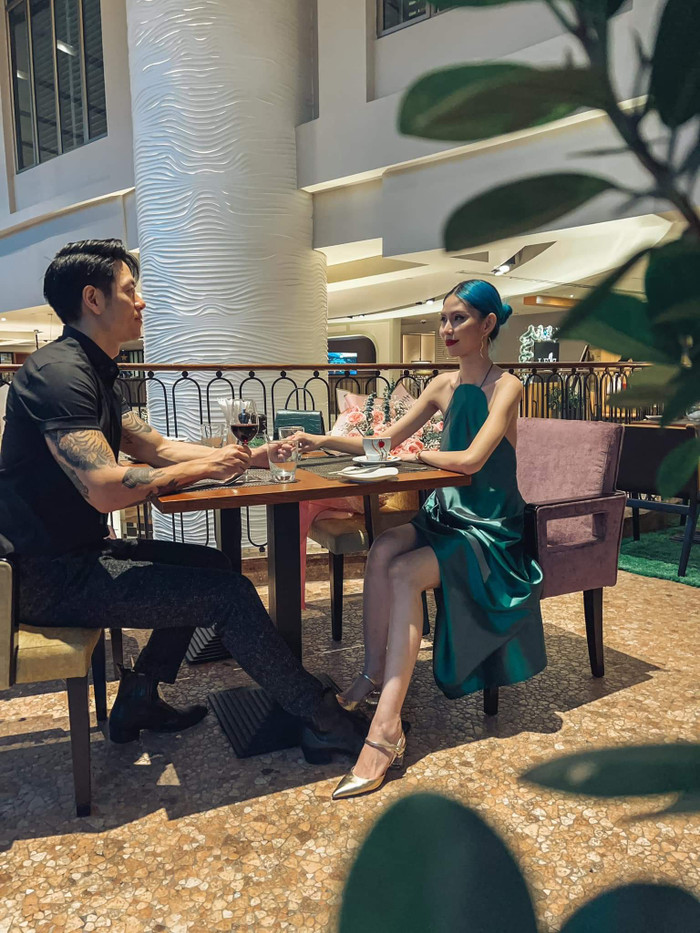 Người mẫu Thùy Dương lại tranh thủ thời gian để đi ăn tối cùng bạn trai. 