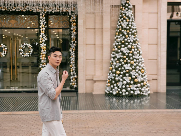 Mạc Trung Kiên đơn giản, thanh lịch cùng áo sơ-mi và quần tây dài. 