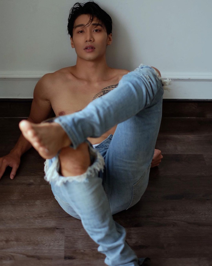 Anh chàng là một trong những mỹ nam hiếm hoi khiến khán giả 'bỏng mắt' muà Noel. 