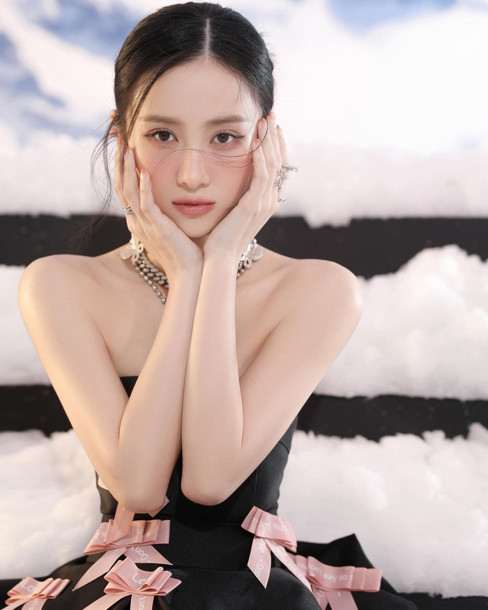 Jun Vũ lại gợi đến không khí mùa lễ hội với trang phục đính nơ, tựa như một hộp quà. 