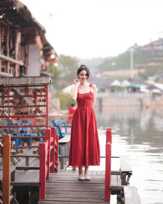 Mai Davika dịu dàng, tỏa nắng trong khung cảnh bình dị. Buổi sáng sương mù sẽ là thời gian thích hợp để có thể chụp những bức ảnh đẹp. 