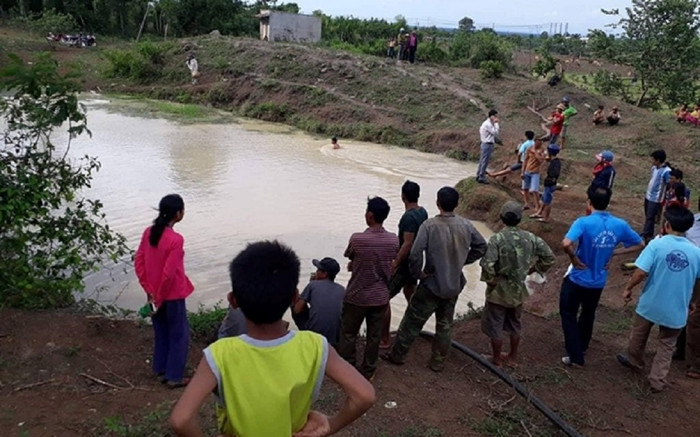 Vụ 2 cháu bé tử vong dưới hồ nước, bà nội mất tích bí ẩn: Khởi tố vụ án giết người Ảnh 2