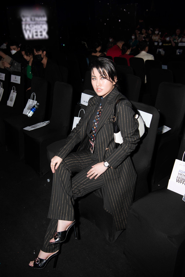 Mọi tâm huyết và tài năng đã được khẳng định khi đại diện ban tổ chức chương trình xướng tên Hoa hậu Du lịch Quốc tế Emily Hồng Nhung vinh dự lọt Top 5 những celeb có phong cách thời trang ấn tượng nhất khi tham dự chương trình.