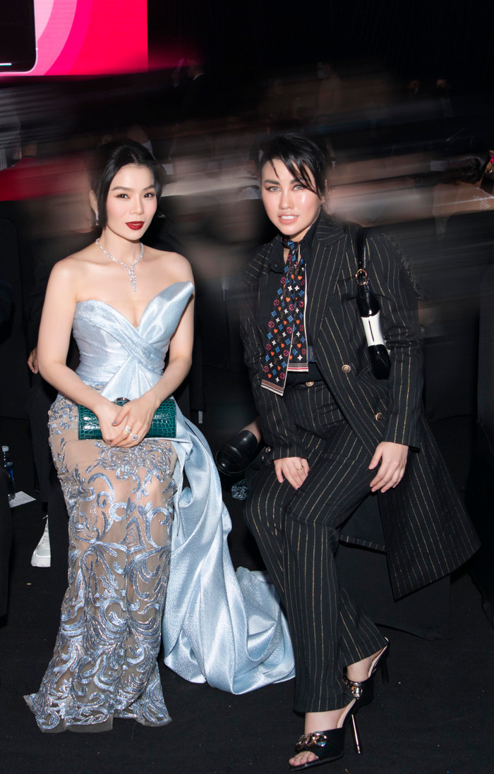 Tại sự kiện, Emily Hồng Nhung cũng đã hội ngộ đọ dáng cùng ca sỹ Lệ Quyên 