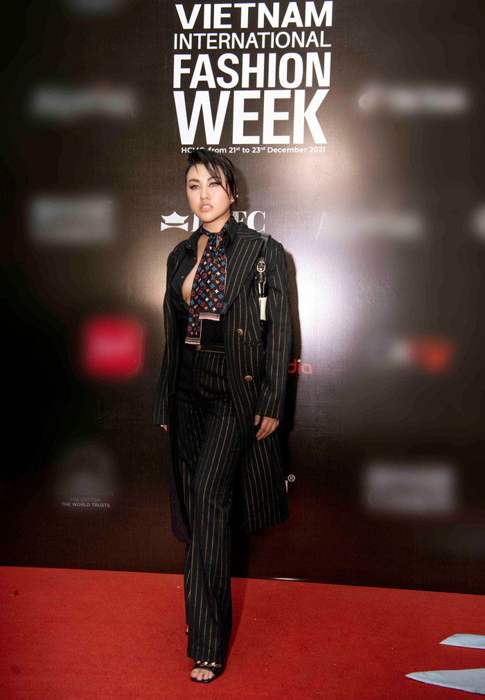 Bộ âu phục thoạt nhìn có vẻ giống như trang phục dành cho nam giới trông thanh lịch mà rất giản đơn với quần tây. 