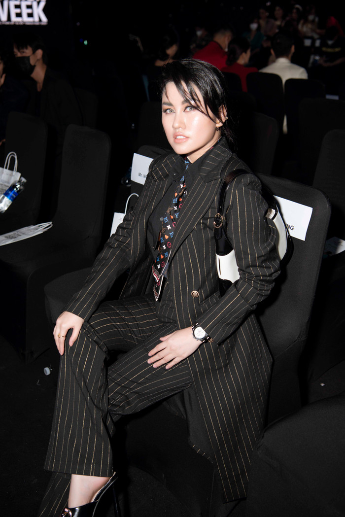 Cùng với đó là những dự án làm việc cùng nhiều nghệ sỹ quốc tế lừng lẫy tiếng tăm, giống như cô đã từng tiên phong mời Hoa hậu Hoàn vũ Catriona Gray, Hoa hậu Liên Lục Địa Karen Gallman…