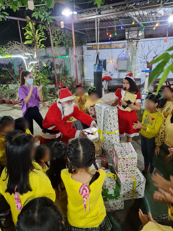 Hoa hậu Khánh Vân đón Noel cùng các em nhỏ ngôi nhà OBV: Trái tim yêu thương và lan tỏa Ảnh 1