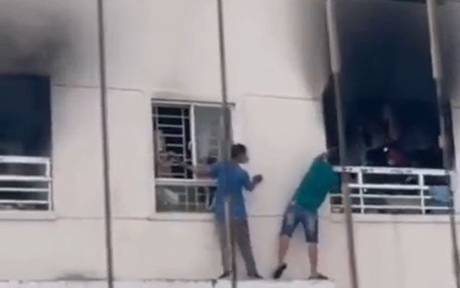 Căn hộ chung cư ở TP.HCM bất ngờ bốc cháy ngùn ngụt, 6 người mắc kẹt hô hoán kêu cứu Ảnh 2
