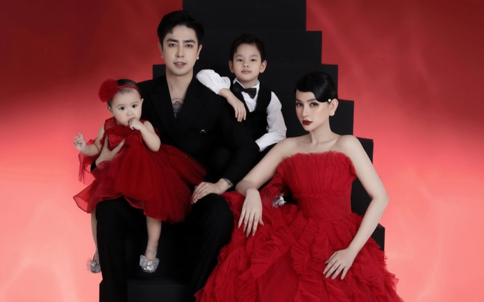 Thu Thủy khoe bộ ảnh giáng sinh rực rỡ bên chồng và 2 con cưng Ảnh 2