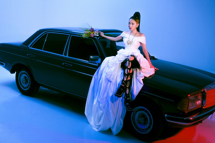 Orange 'chơi lớn' mùa Giáng sinh: Làm hẳn bộ ảnh đa concept, có tấm còn bán nude Ảnh 8