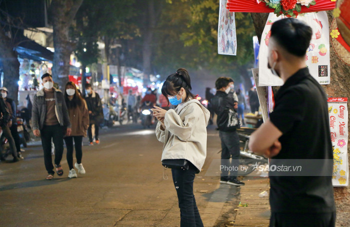 Người dân cũng tuân thủ việc đeo khẩu trang phòng chống dịch bệnh.